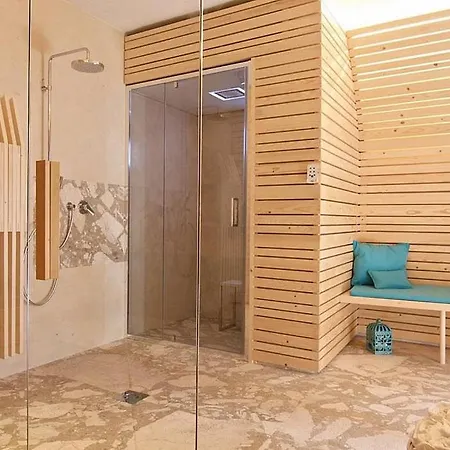 Sleeps 9 Pool Air Con Wifi فيلة