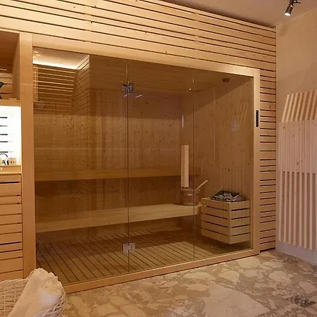 Sleeps 9 Pool Air Con Wifi فيلة